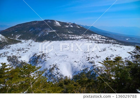 冬季從長野縣知野市北代嶽山脊眺望南部的坪庭山、島垣山和八嶽山脈。 136029788