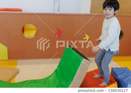 男孩玩室內玩具 男孩玩室內玩具 136030227