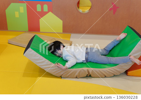 男孩玩室內玩具 136030228