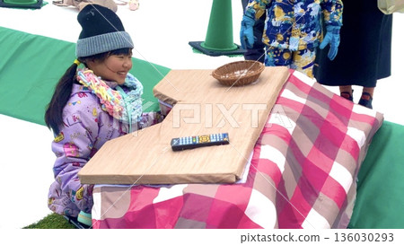 孩子們在玩雪橇。 136030293