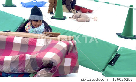 孩子們正在玩雪橇式桌子 136030295