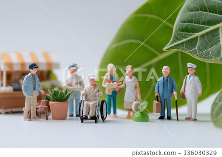 一個溫馨的日常場景：坐輪椅的人們和店主互相扶持。 136030329