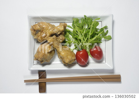 鳥瞰視角下的雞翅料理展示 鳥瞰視角下的雞翅料理展示 136030502