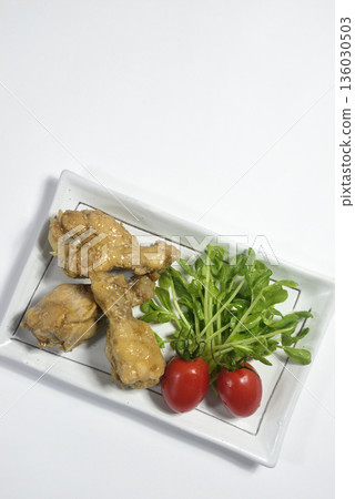 A bird's-eye view of the presentation of chicken wing dishes A bird's-eye view of the presentation of chicken wing dishes 136030503