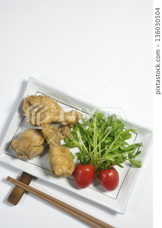 A bird's-eye view of the presentation of chicken wing dishes A bird's-eye view of the presentation of chicken wing dishes 136030504