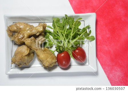A bird's-eye view of the presentation of chicken wing dishes A bird's-eye view of the presentation of chicken wing dishes 136030507