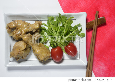 A bird's-eye view of the presentation of chicken wing dishes 136030508