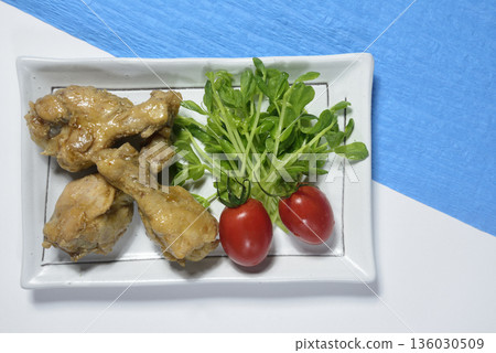 A bird's-eye view of the presentation of chicken wing dishes A bird's-eye view of the presentation of chicken wing dishes 136030509