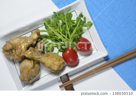 A bird's-eye view of the presentation of chicken wing dishes A bird's-eye view of the presentation of chicken wing dishes 136030510