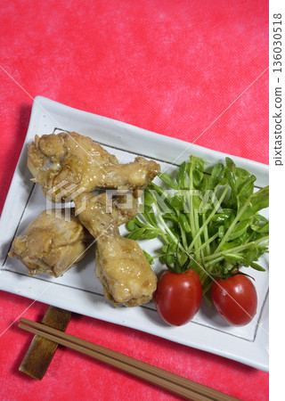 鳥瞰視角下的雞翅料理展示 鳥瞰視角下的雞翅料理展示 136030518