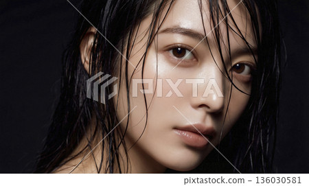 一幅日本女性的藝術美人肖像，她有著引人注目的濕髮和清透的肌膚。 136030581