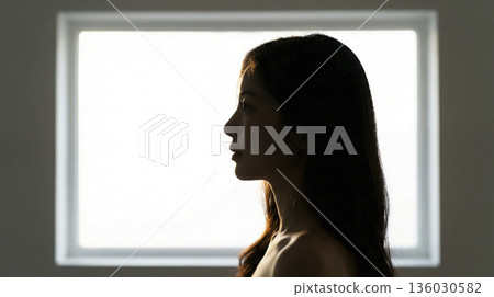 透過窗戶的逆光，一個日本女人的側臉輪廓逐漸顯現出來。 136030582