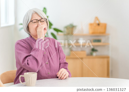 一位老年婦女因花粉症、過敏和室內灰塵而出現鼻塞症狀。 一位老年婦女因花粉症、過敏和室內灰塵而出現鼻塞症狀。 136031327