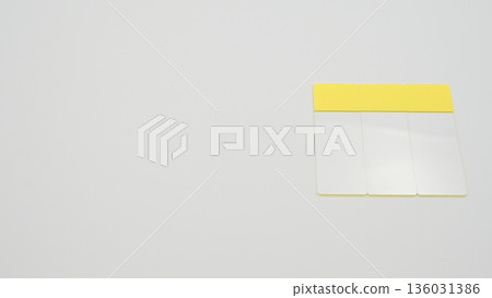 一張標準角度拍攝的玻璃幻燈片照片，玻璃幻燈片垂直放置在白色背景的右側中間位置。 136031386