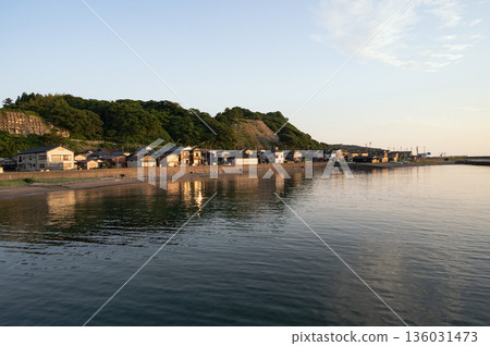新潟縣出雲崎海岸的傍晚景色 新潟縣出雲崎海岸的傍晚景色 136031473