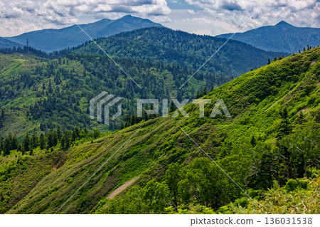 從會津駒嶽大津山口看到的火打岳和涉佛山 136031538