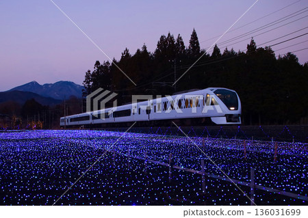 日光市東武鬼怒川線 Spacia X 列車穿梭於燈光之中 136031699