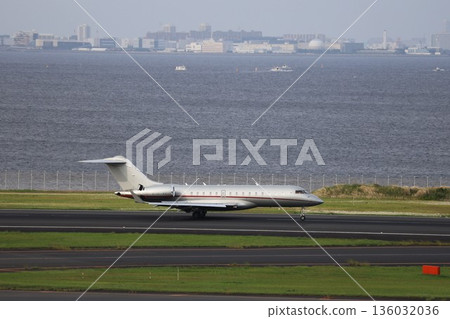 私人飛機和公務機降落在機場跑道上 136032036