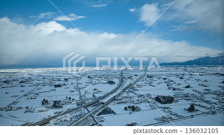 冬日的黑部市，白雪皚皚 136032105