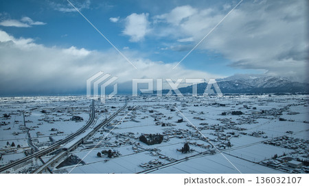 冬日的黑部市,白雪皚皚 冬日的黑部市,白雪皚皚 136032107