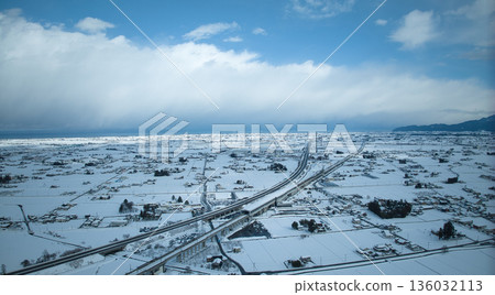 冬日的黑部市,白雪皚皚 冬日的黑部市,白雪皚皚 136032113