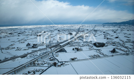 Kurobe City in winter, covered in white snow 136032115