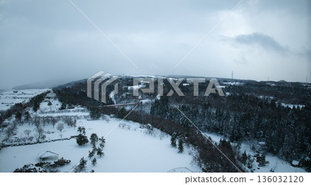 Kurobe City in winter, covered in white snow 136032120