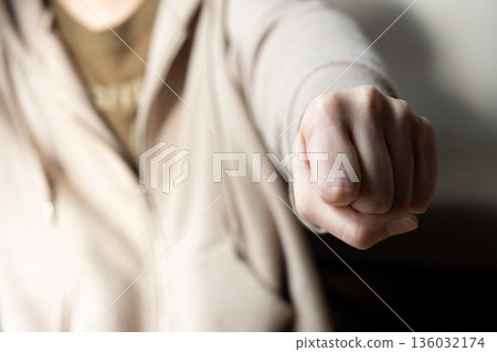 女人的手握緊拳頭 女人的手握緊拳頭 136032174