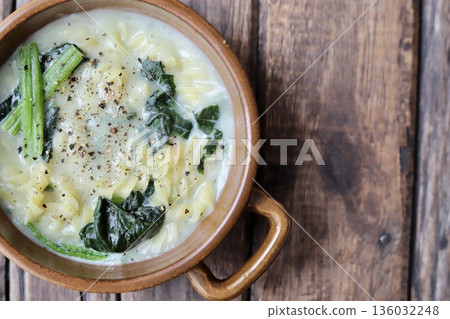 Short pasta and spinach cream soup Short pasta and spinach cream soup 136032248