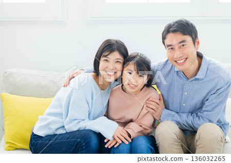 家人坐在沙發上 136032265