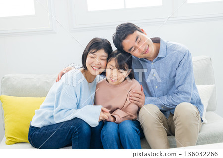 家人坐在沙發上 136032266
