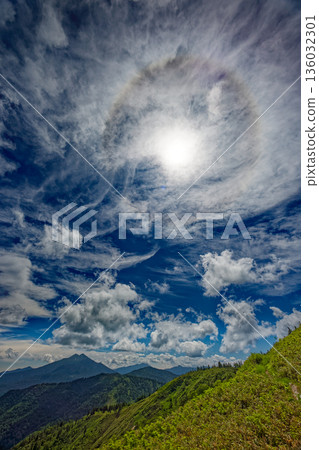 Mount Hiuchigatake, Mount Shibutsu and the sun halo seen from Mount Aizu-Komagatake and Otsugi Pass 136032301