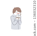 Illustration material of a man with a runny nose blowing his nose with a tissue 136032310