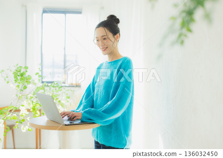 一個女人使用電腦 136032450