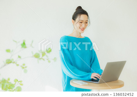 一個女人使用電腦 136032452