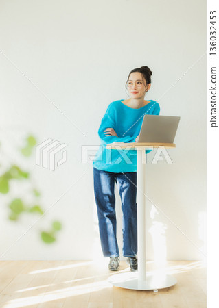 一個女人使用電腦 136032453