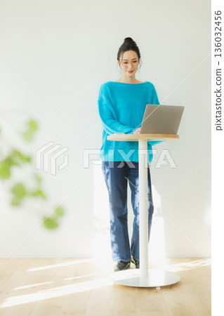 一個女人使用電腦 136032456