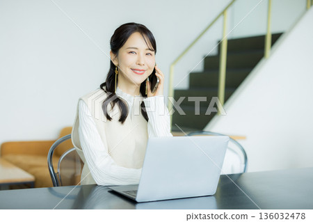 Business woman who works in a cafe Business woman who works in a cafe 136032478