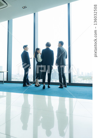 商務人士站著說話 136032508