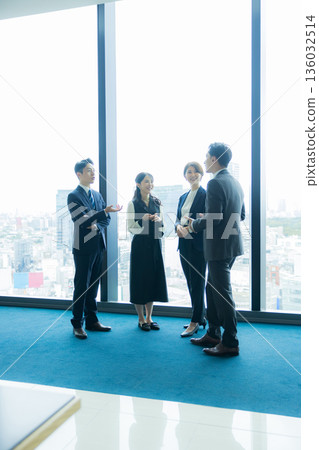 商務人士站著說話 商務人士站著說話 136032514