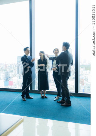 商務人士站著說話 商務人士站著說話 136032515