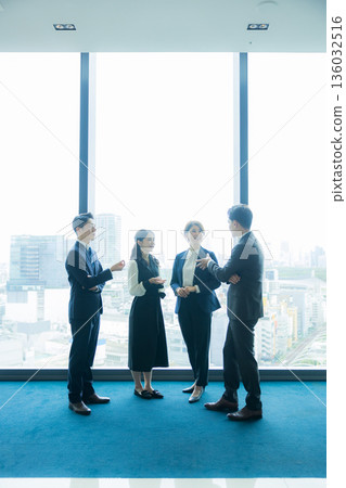 商務人士站著說話 商務人士站著說話 136032516