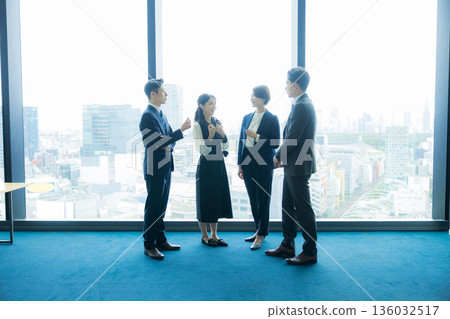 商務人士站著說話 136032517