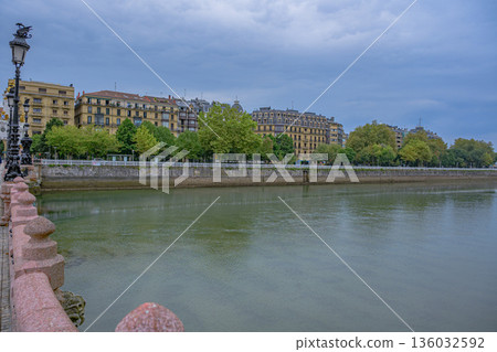 西班牙聖塞巴斯蒂安老城街道寺廟仲夏 136032592