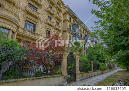 西班牙聖塞巴斯蒂安老城街道寺廟仲夏 136032605