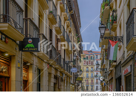 西班牙聖塞巴斯蒂安老城街道寺廟仲夏 136032614