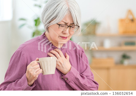 老年婦女胸痛並摀住胸部（吸入性肺炎、窒息、吞嚥困難） 136032654