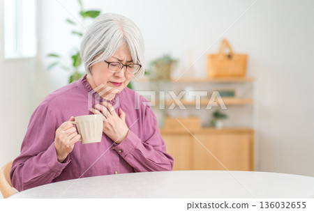 老年婦女胸痛並摀住胸部（吸入性肺炎、窒息、吞嚥困難） 136032655