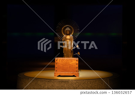 展廳內矗立著一尊全身佛像。 136032657