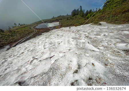 Remaining snow on the Aizu-Komagatake ridgeline, Komanooike Pond, and Komanogoya Hut 136032674